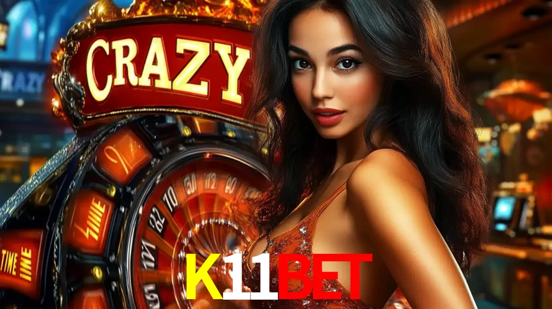 Mulher glamourosa olhando para a câmera com a roda vermelha do Crazy Time ao fundo em um ambiente de cassino, destacando a emoção dos jogos ao vivo no K11BET.